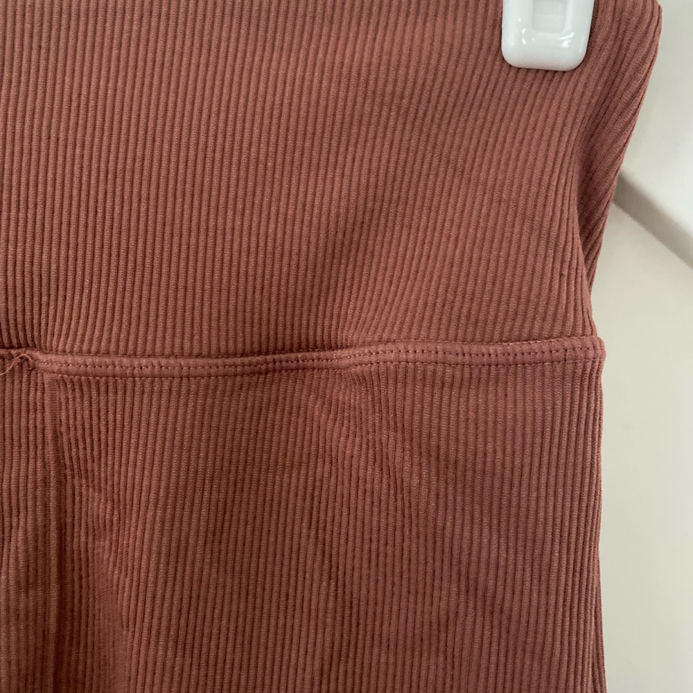 High-Waisted Ribbed Leggings - Picture 2 of 5